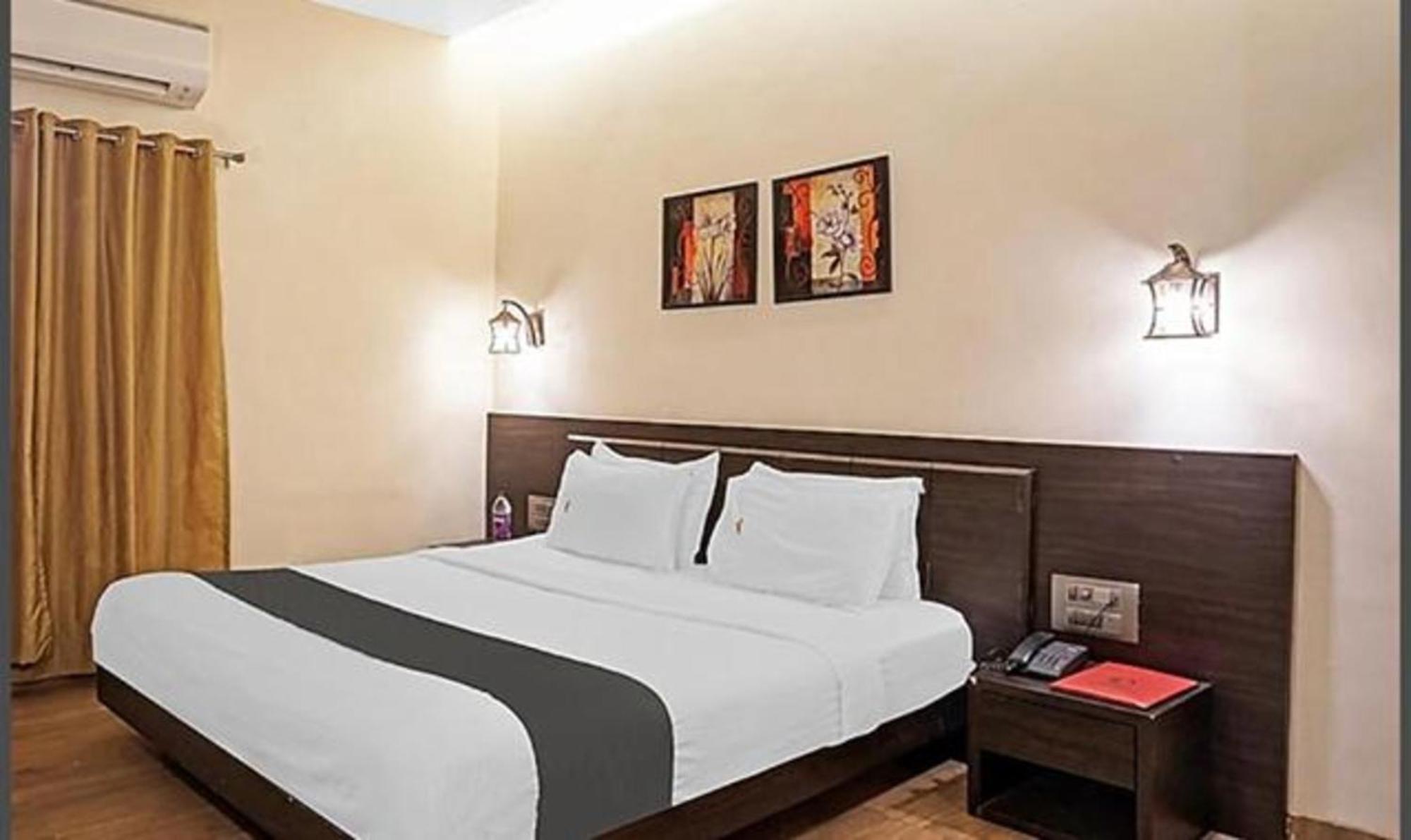 Omkar Executive Hotell Yerandwane Exteriör bild