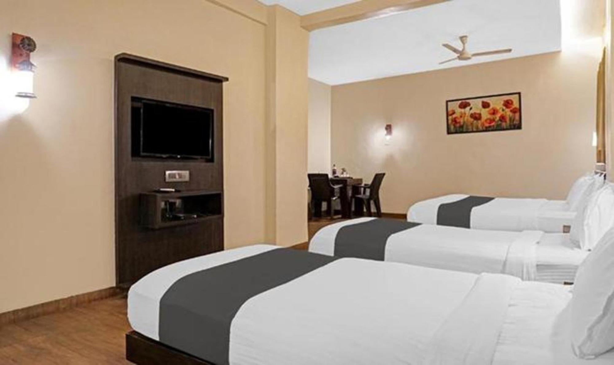 Omkar Executive Hotell Yerandwane Exteriör bild