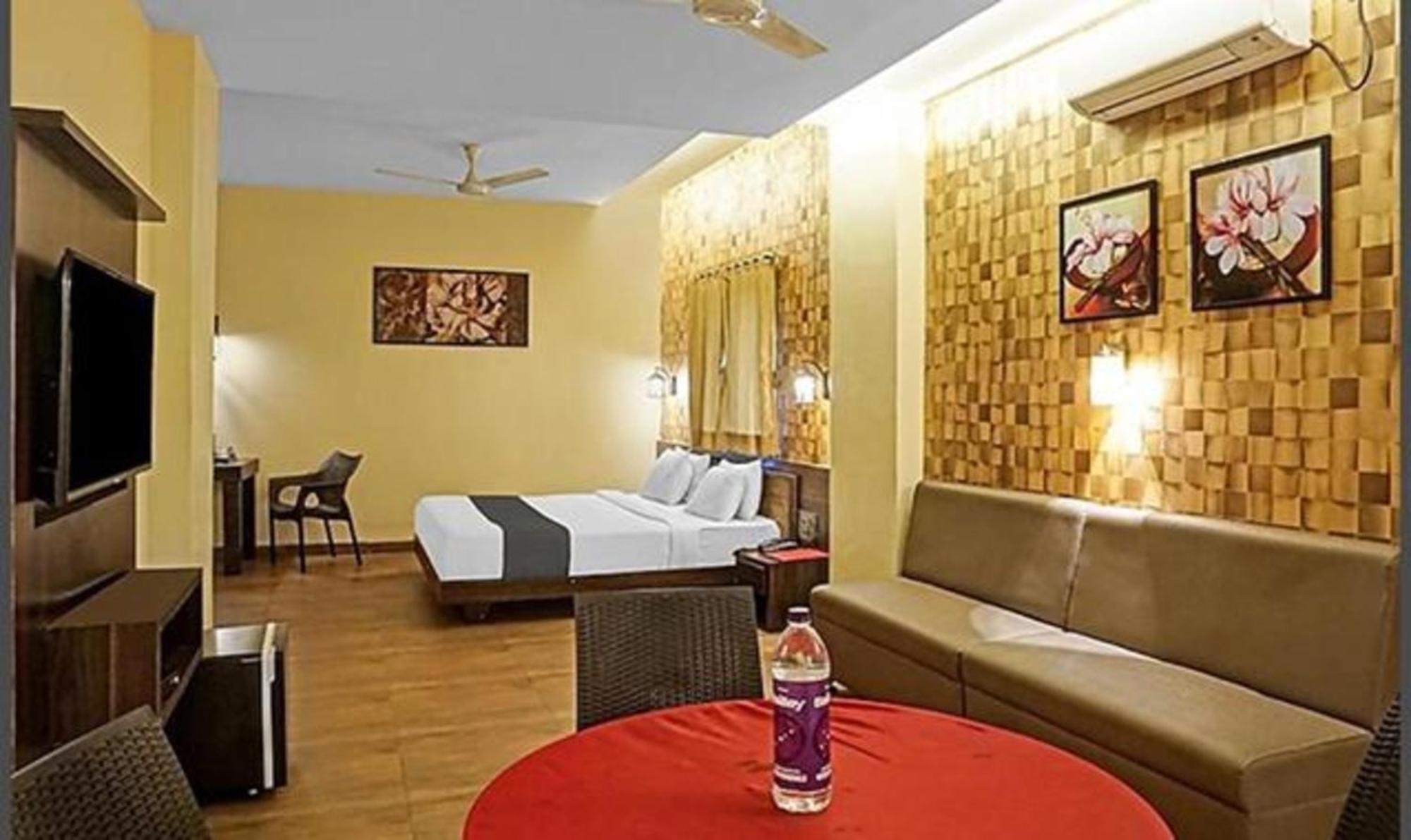 Omkar Executive Hotell Yerandwane Exteriör bild