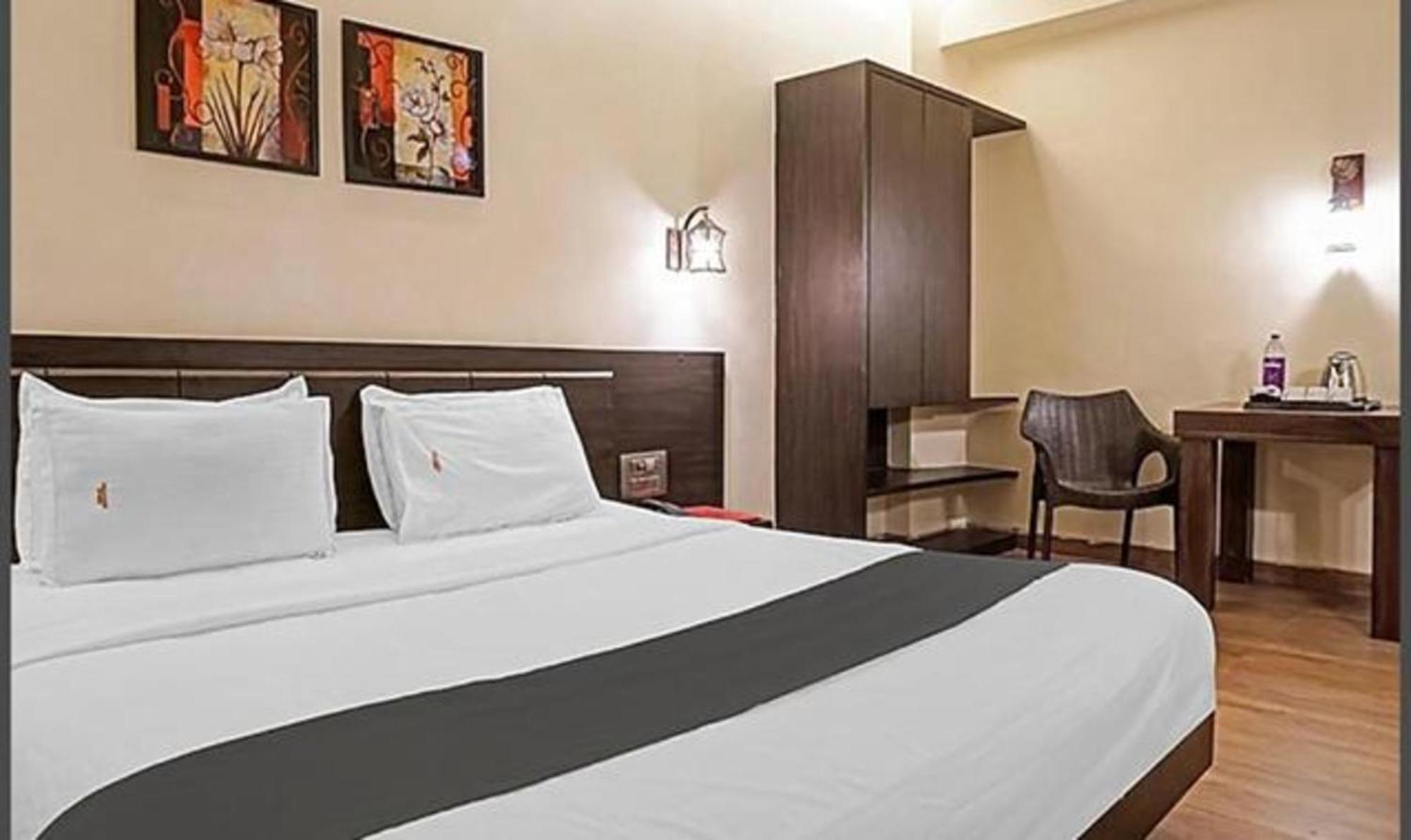 Omkar Executive Hotell Yerandwane Exteriör bild