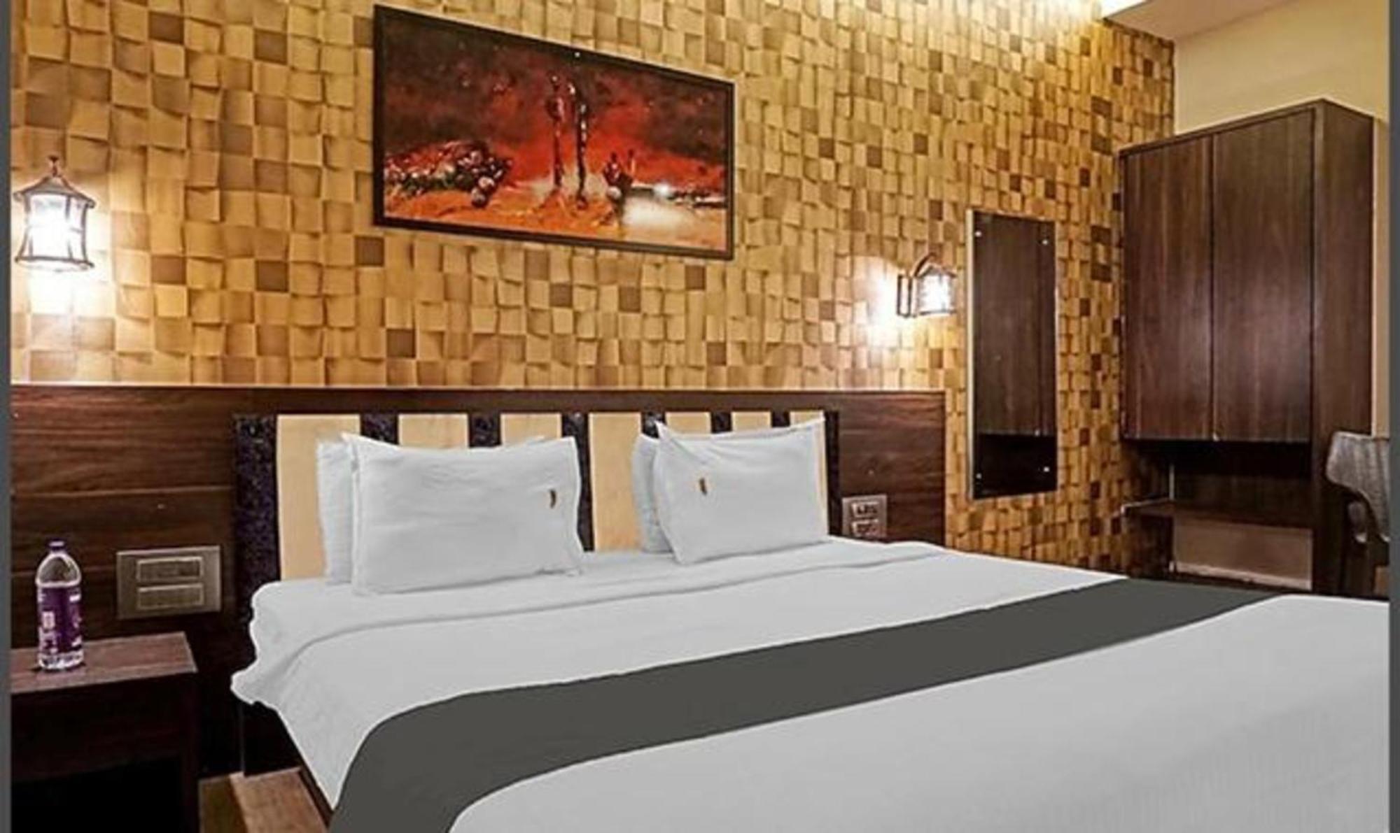 Omkar Executive Hotell Yerandwane Exteriör bild