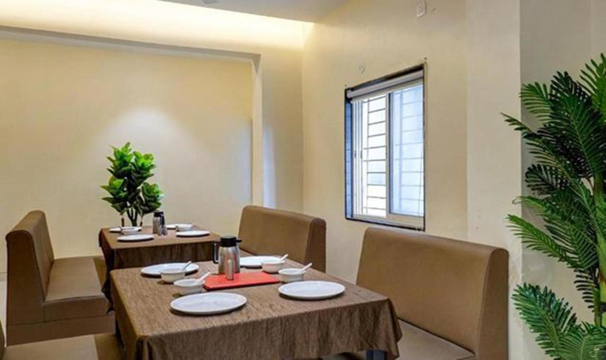 Omkar Executive Hotell Yerandwane Exteriör bild