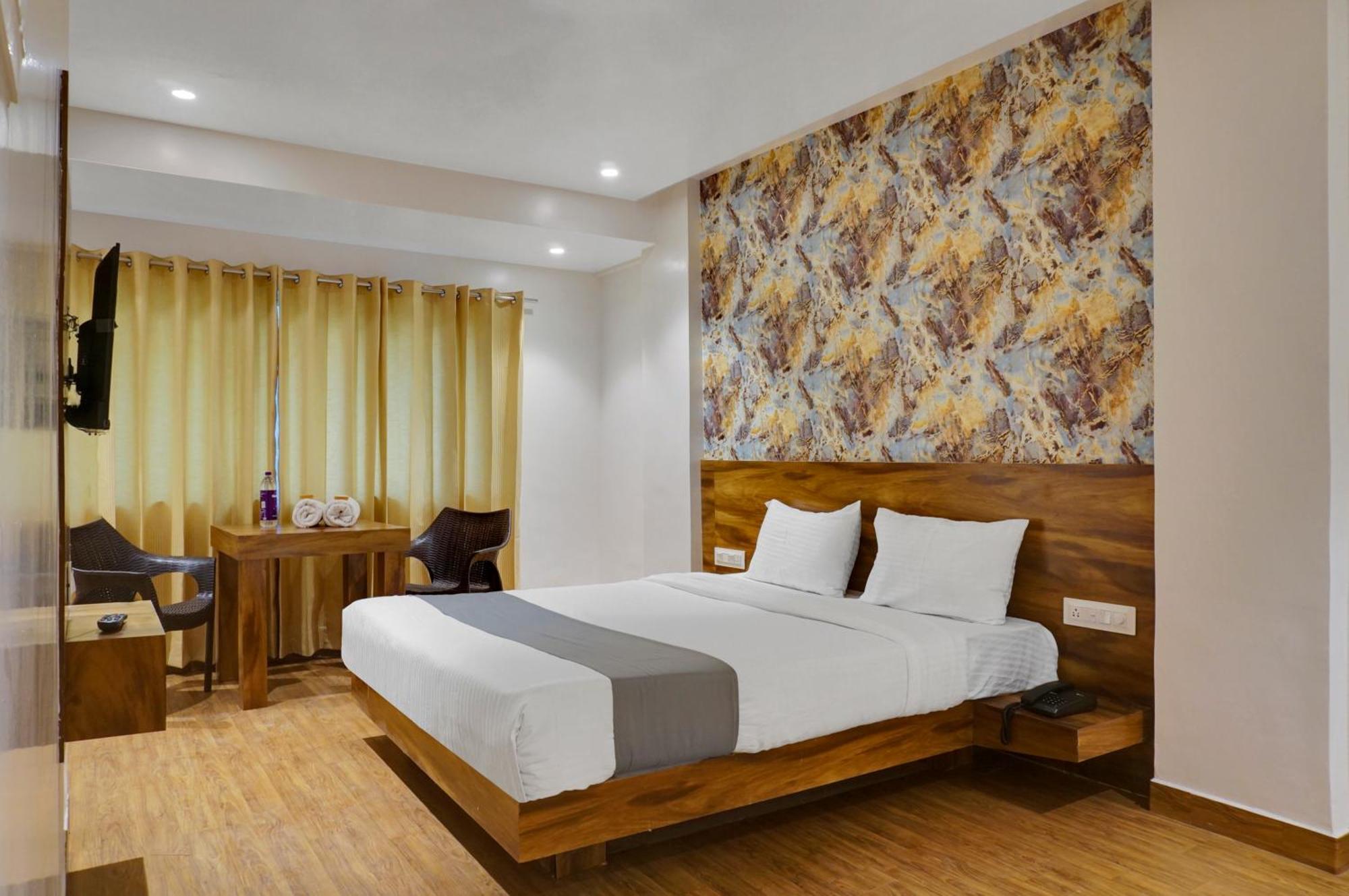 Omkar Executive Hotell Yerandwane Exteriör bild