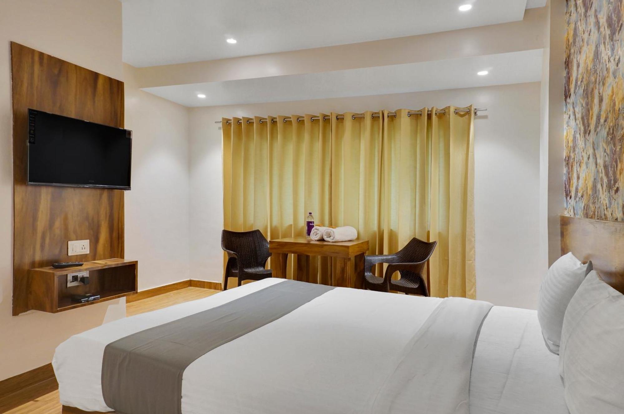 Omkar Executive Hotell Yerandwane Exteriör bild