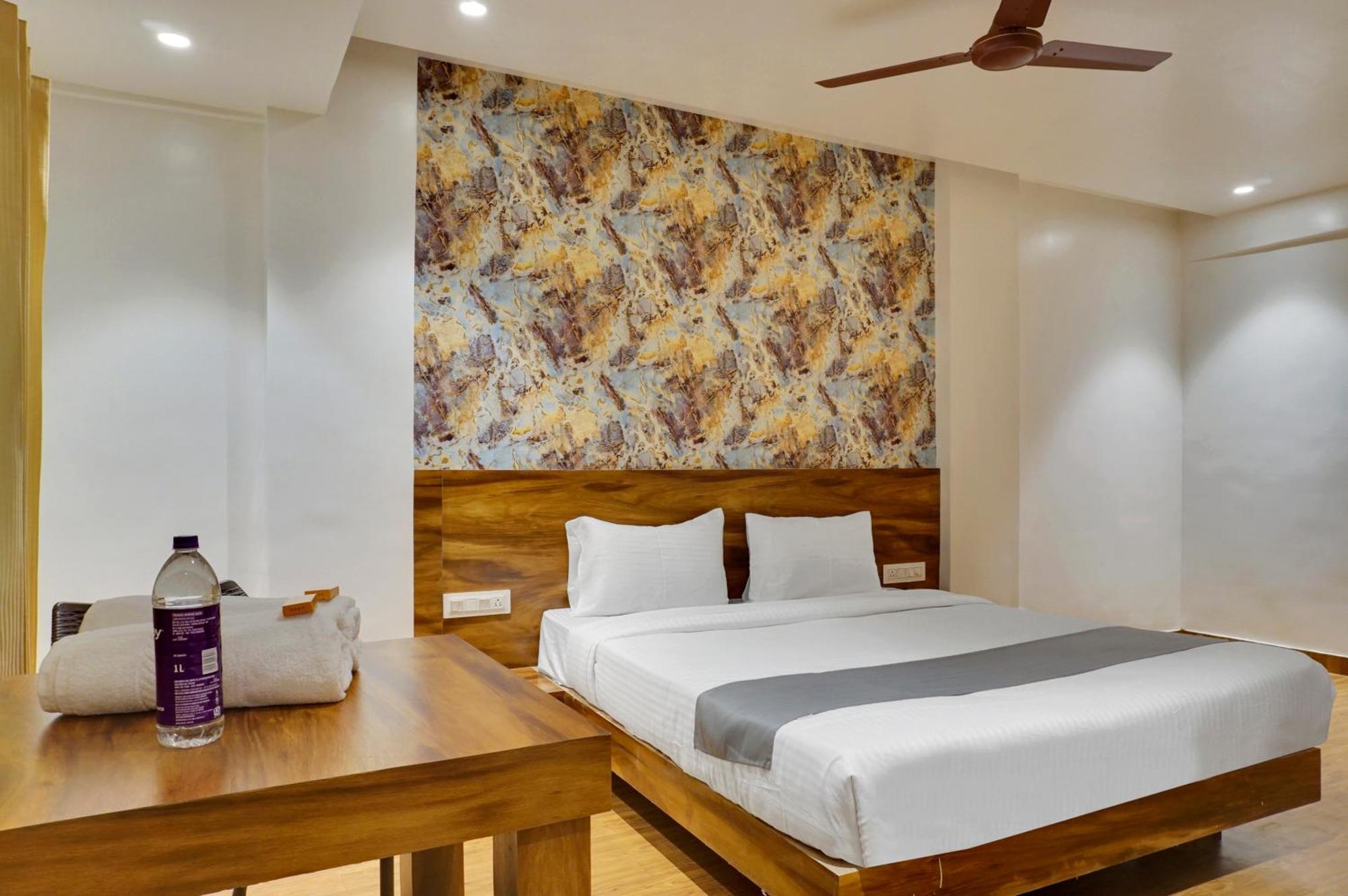 Omkar Executive Hotell Yerandwane Exteriör bild